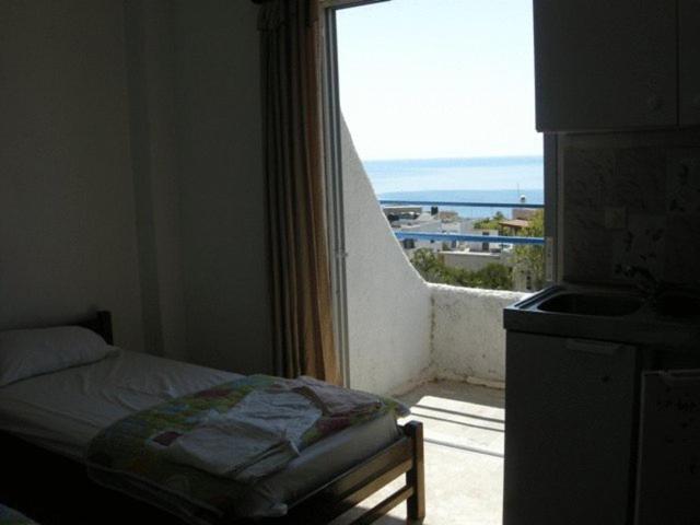 Efrosyni Apartments Agia Marina  المظهر الخارجي الصورة